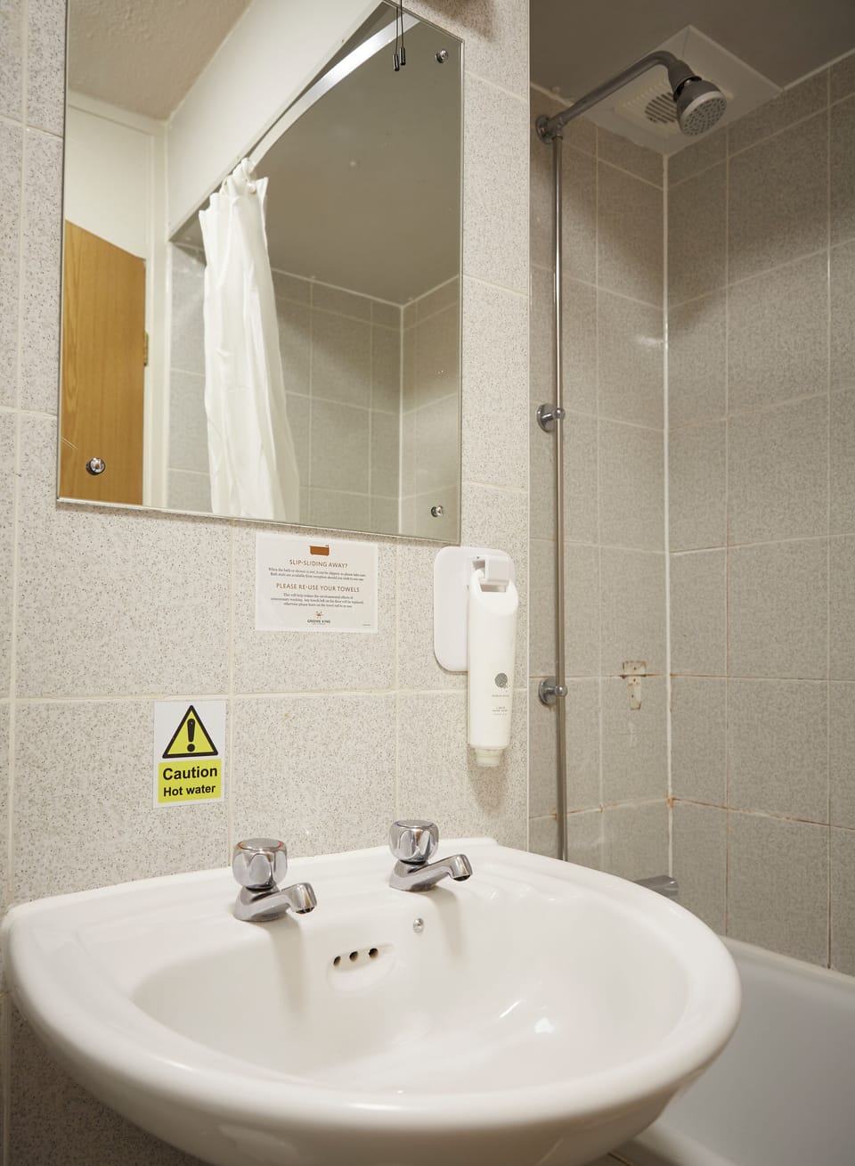Double Room | Bathroom | Combined shower/tub, hair dryer, towels