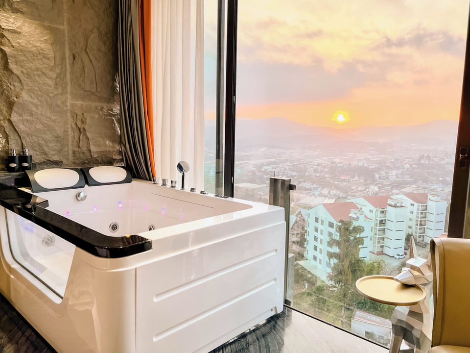 Executive Double Room | Bathroom | Shower, hydromassage showerhead, designer toiletries, hair dryer
