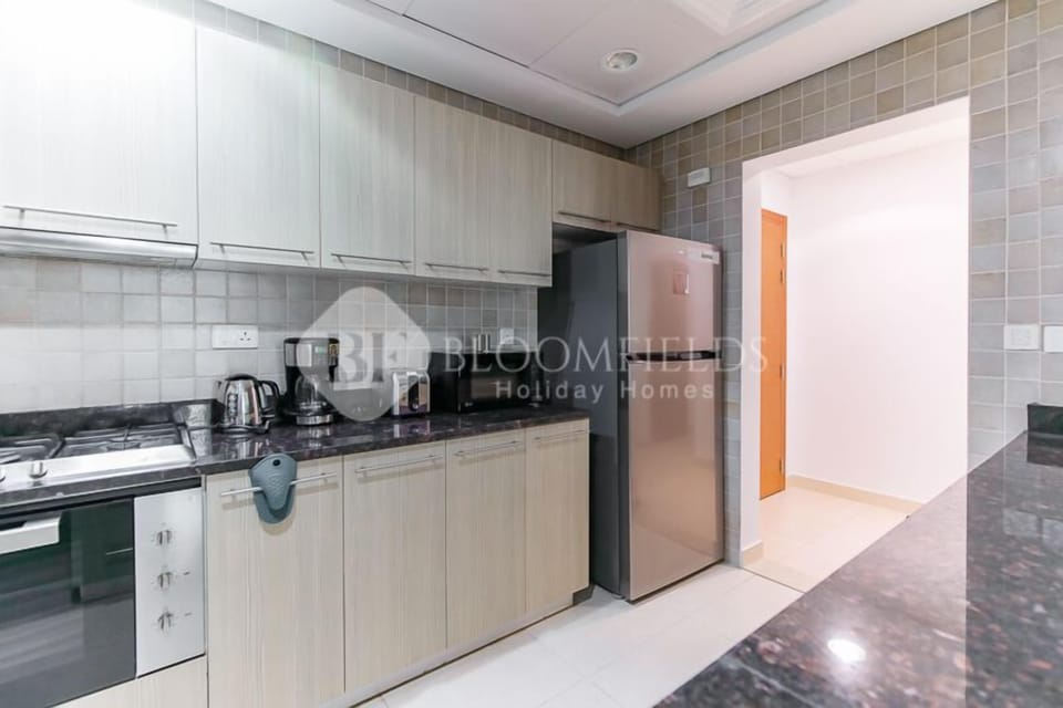 Basic Apartment | Private kitchen | Fridge, microwave, cookware/dishes/utensils