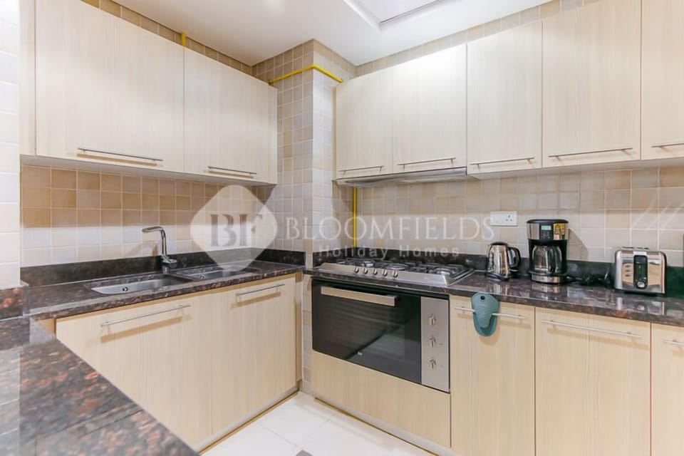 Basic Apartment | Private kitchen | Fridge, microwave, cookware/dishes/utensils
