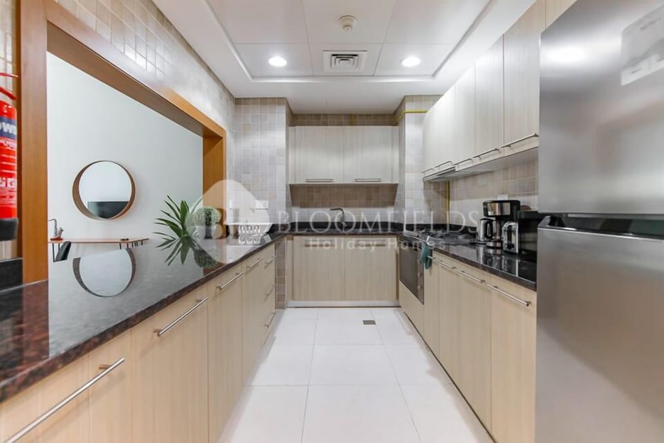 Basic Apartment | Private kitchen | Fridge, microwave, cookware/dishes/utensils