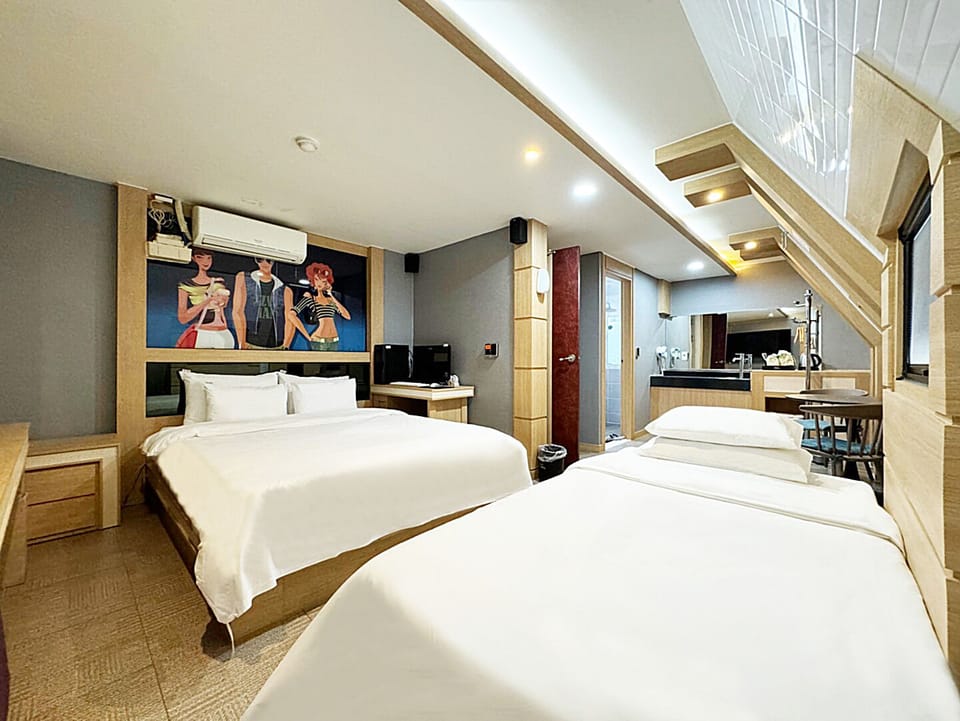 Business Twin Room | Premium bedding, memory foam beds, desk, laptop workspace