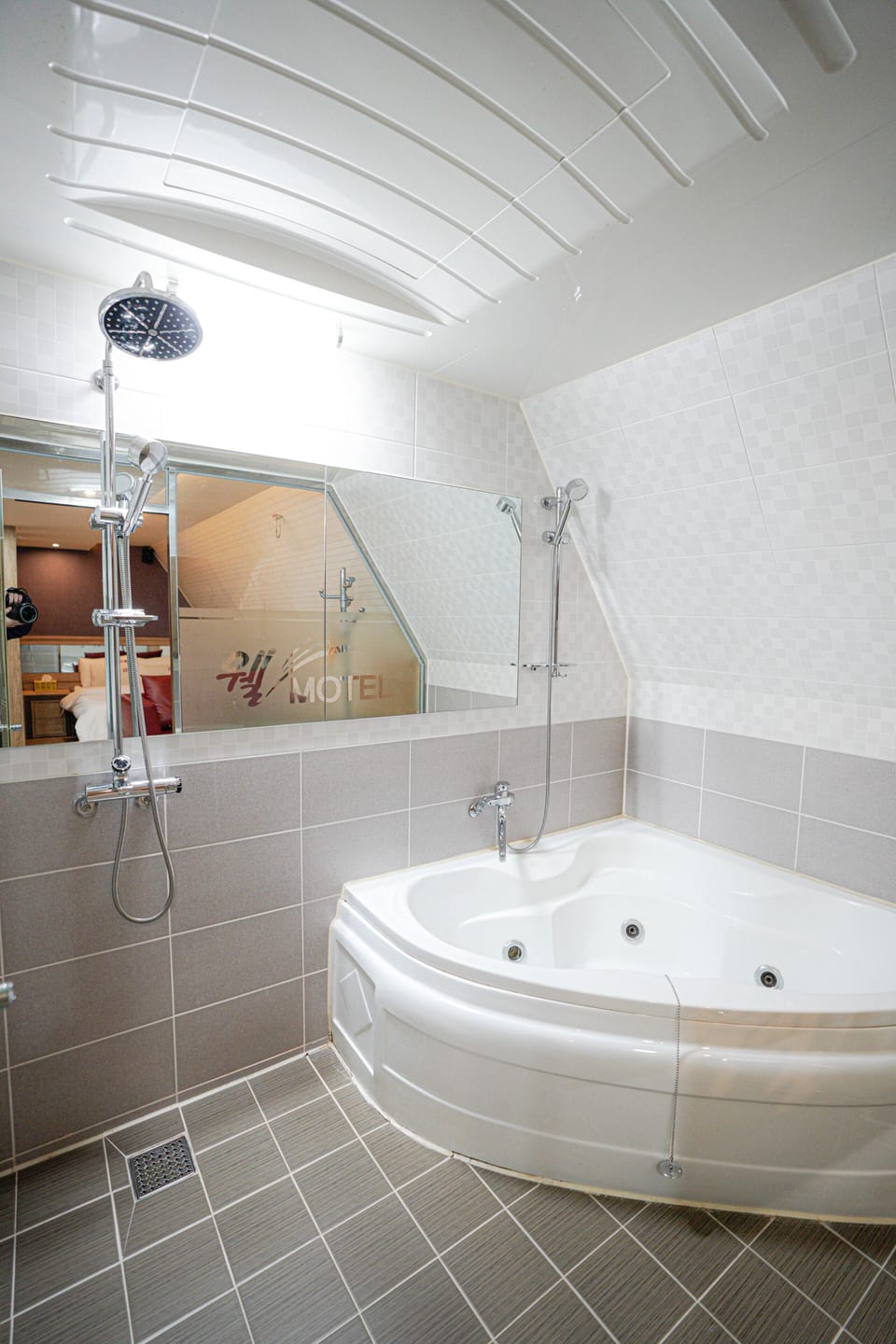 Family Room | Bathroom | Shower, designer toiletries, hair dryer, bathrobes
