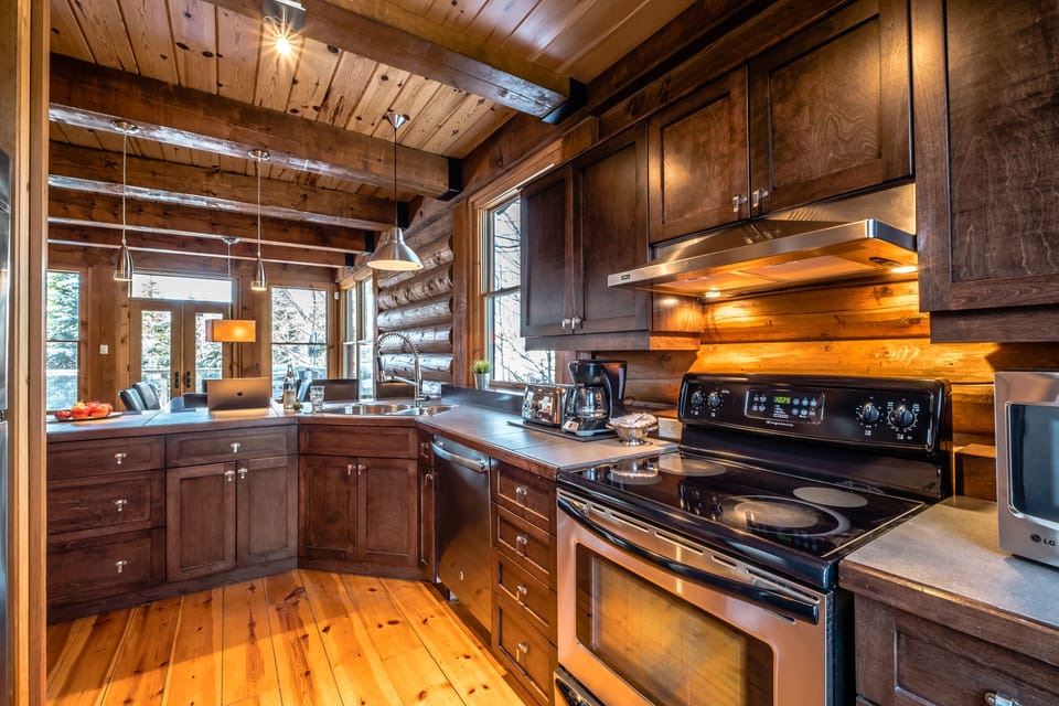Chalet, 4 Bedrooms | Private kitchen | Full-size fridge, microwave, stovetop, dishwasher