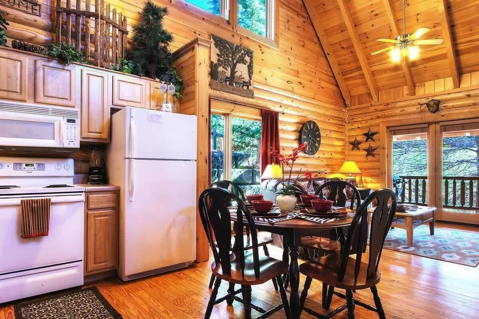 Full size kitchen with pots, pans and stuff to eat with!! 