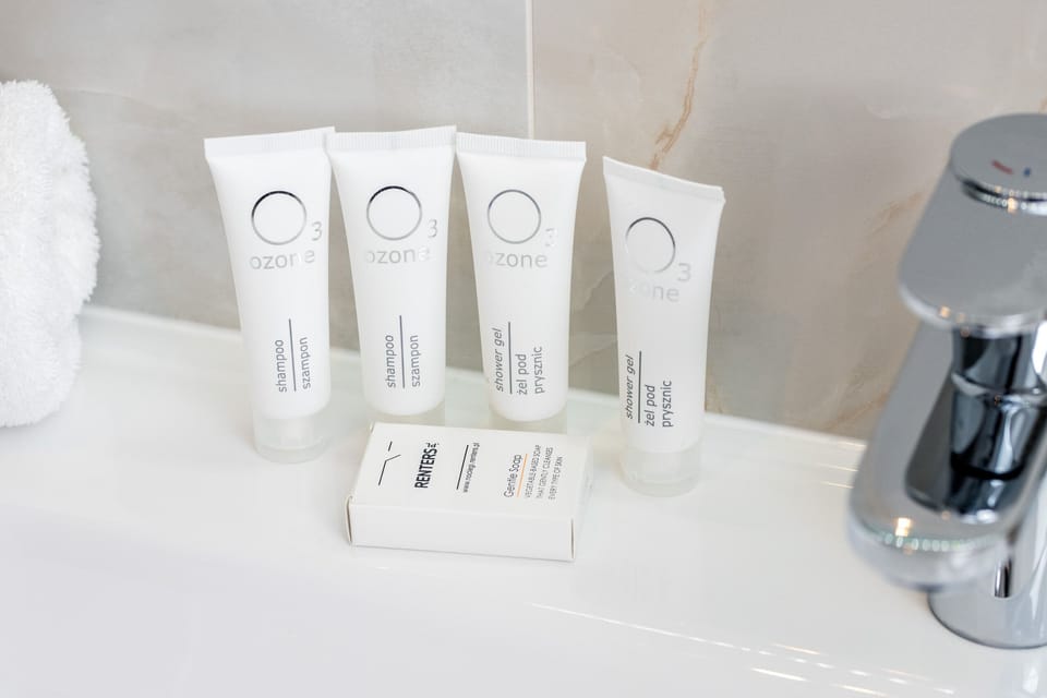 The bathroom's modern amenities ensure a comfortable stay. 