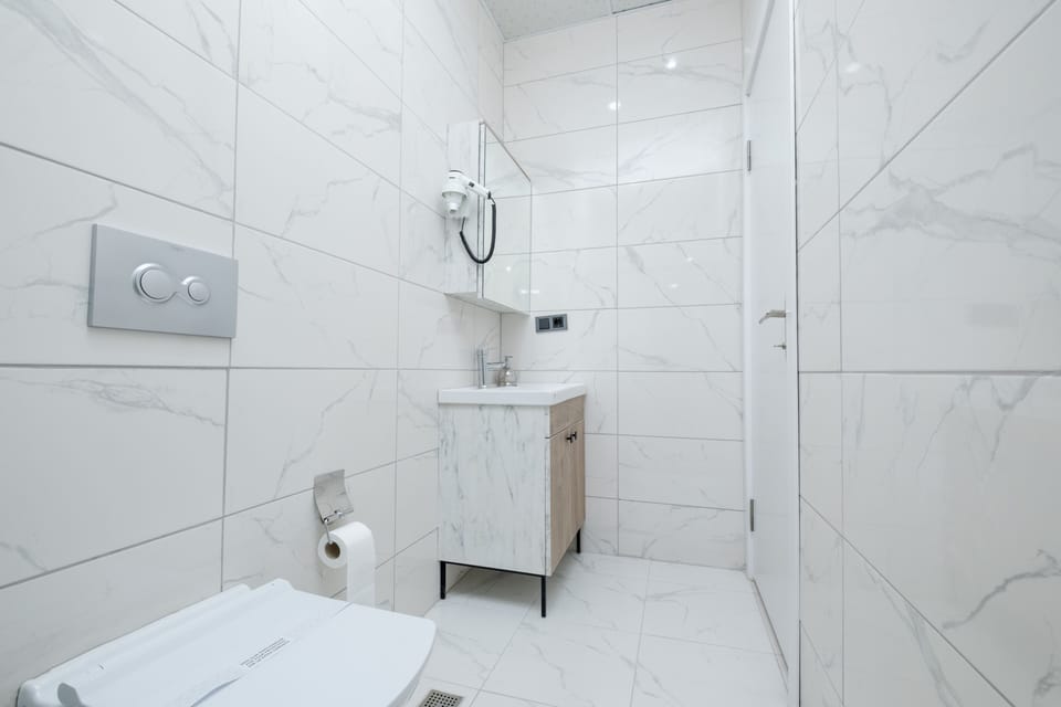 Junior Twin Room | Bathroom | Shower, rainfall showerhead, free toiletries, hair dryer