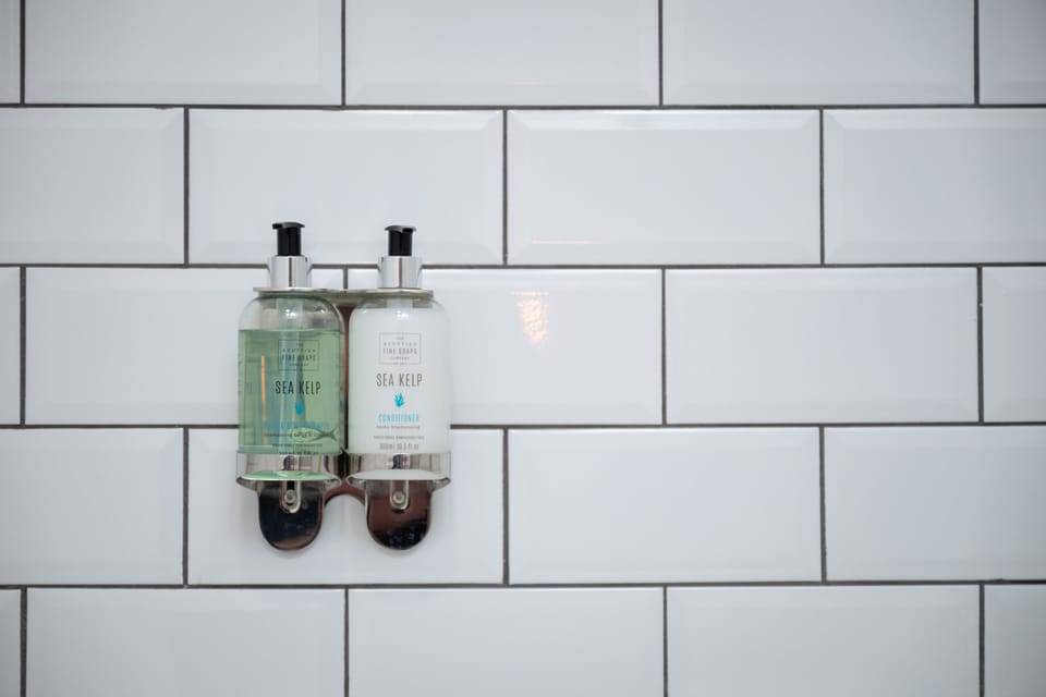 Twin Room | Bathroom | Combined shower/tub, hair dryer, towels