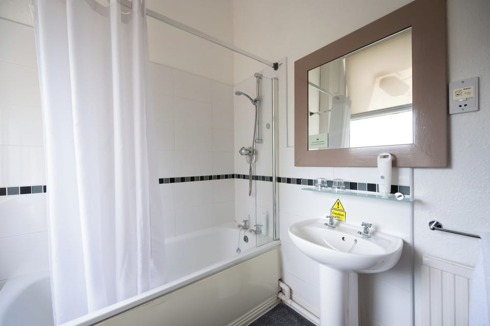 Mini Double | Bathroom | Shower, hair dryer, towels