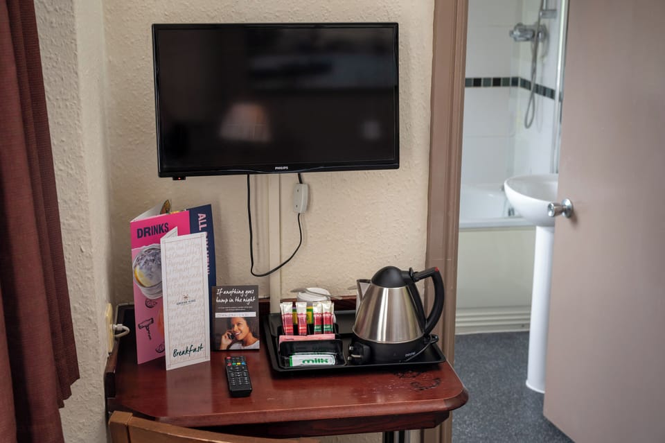 Double Room | Desk, iron/ironing board, free WiFi, bed sheets