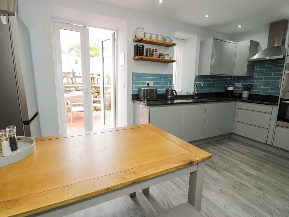 Cottage | Private kitchen | Fridge, dishwasher, electric kettle, toaster