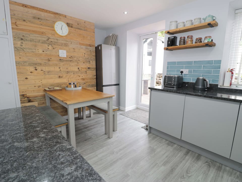 Cottage | Private kitchen | Fridge, dishwasher, electric kettle, toaster