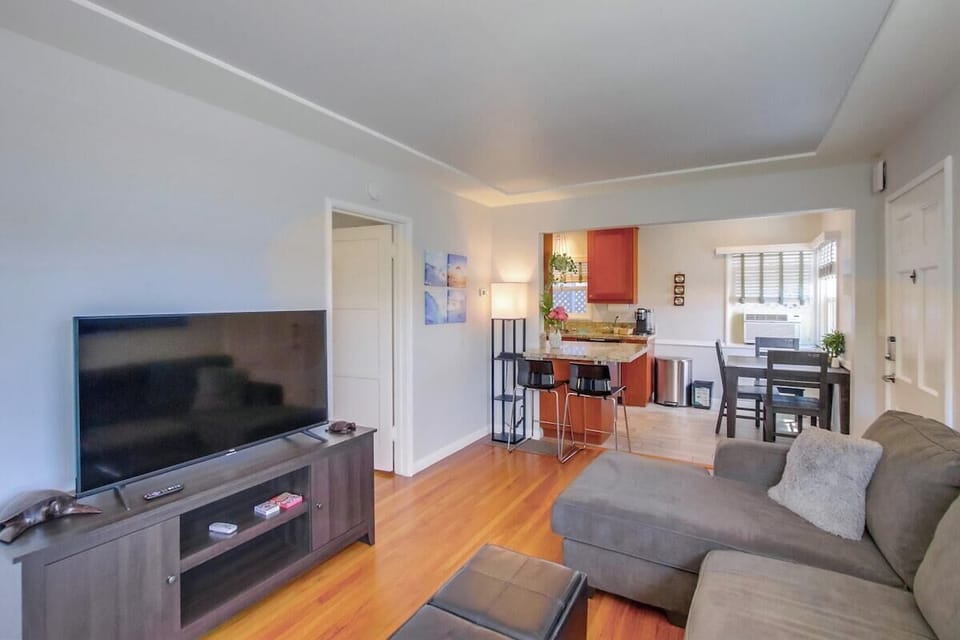 Breakfast bar for two by the dining table