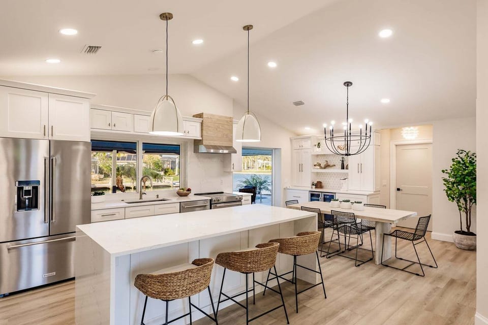 Kitchen & Island Bar