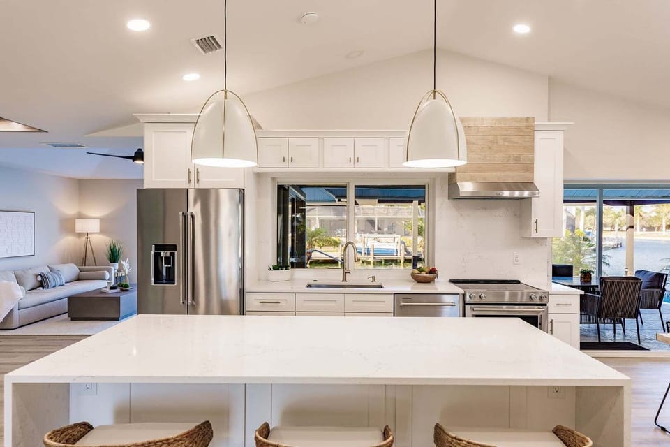 Kitchen & Island Bar