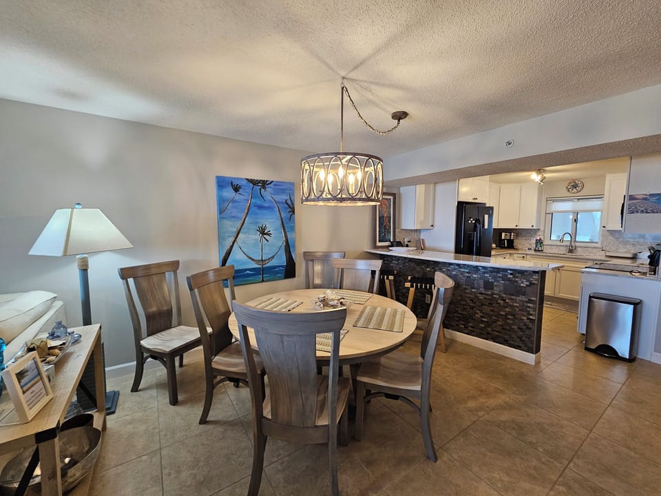 Dining Area w/Breakfast Bar