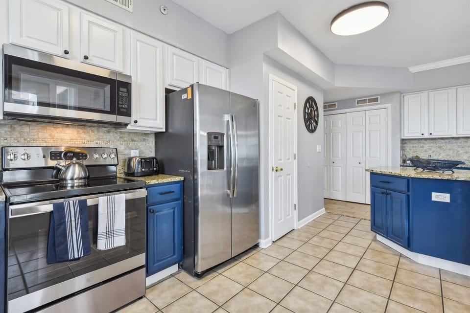 Kitchen. Fridge w water dispenser, stove w air fryer, dishwasher, disposal, pantry, eat-in bar.