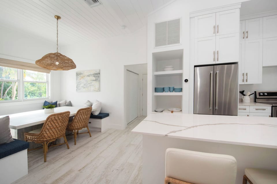 Kitchen alcove.