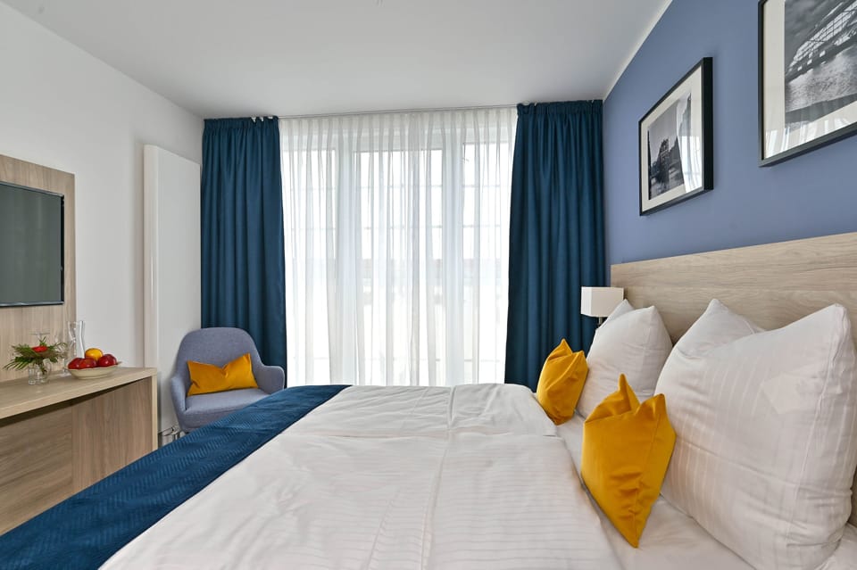 Desk, soundproofing, free WiFi, bed sheets