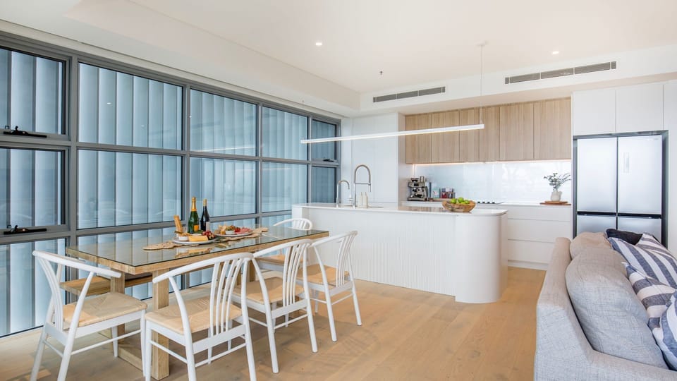 Latitude South Coast - jervis bay holiday rentals dining table and kitchen