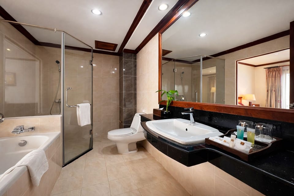 Junior Suite Double - Balcony | Bathroom | Rainfall showerhead, free toiletries, hair dryer, bathrobes