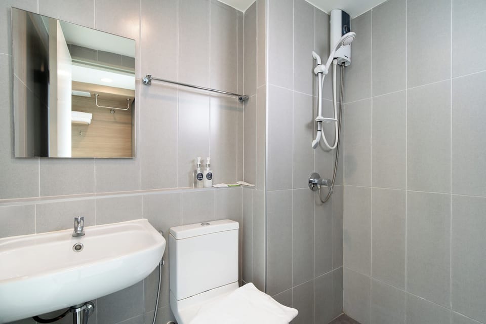 Deluxe | Bathroom | Shower, free toiletries, towels