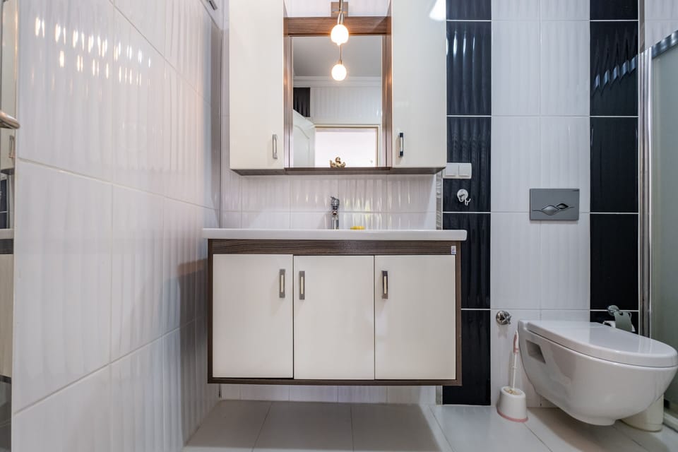 Basic Double Room | Bathroom | Shower, rainfall showerhead, hair dryer