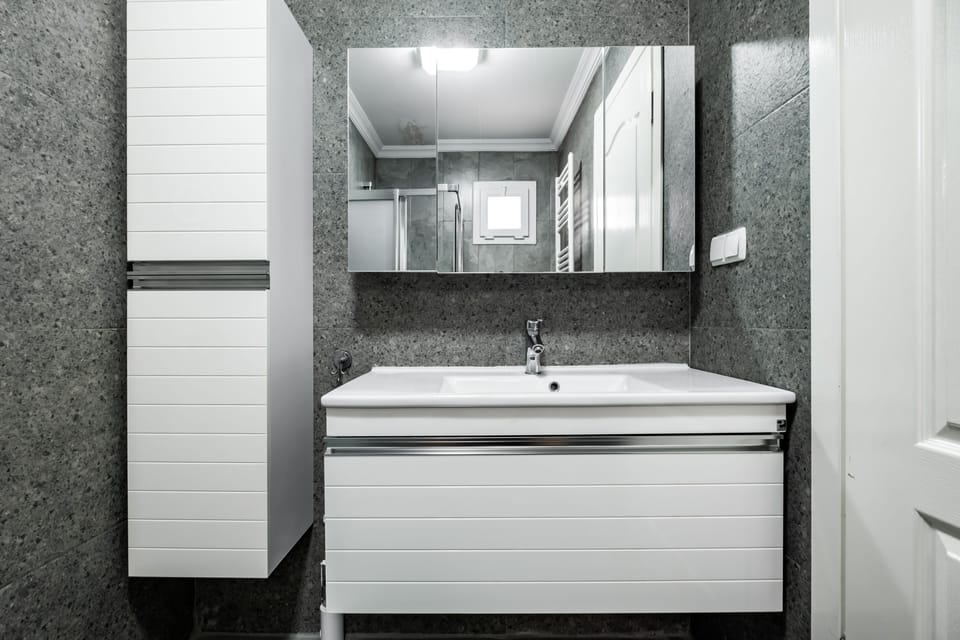Basic Double Room | Bathroom | Shower, rainfall showerhead, hair dryer