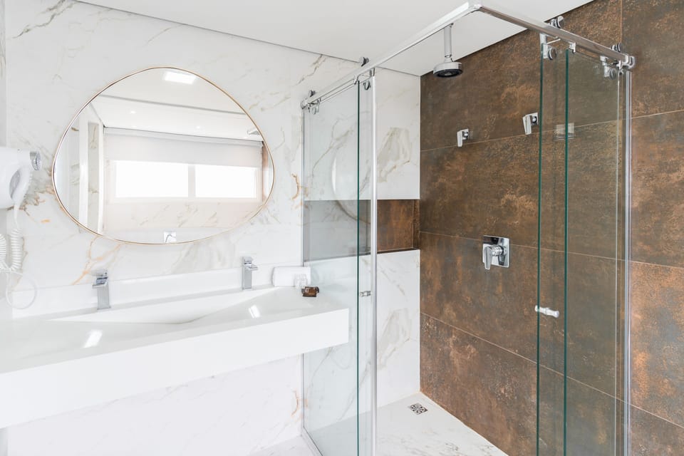 Master Suite | Bathroom | Shower, free toiletries, hair dryer (on request), towels