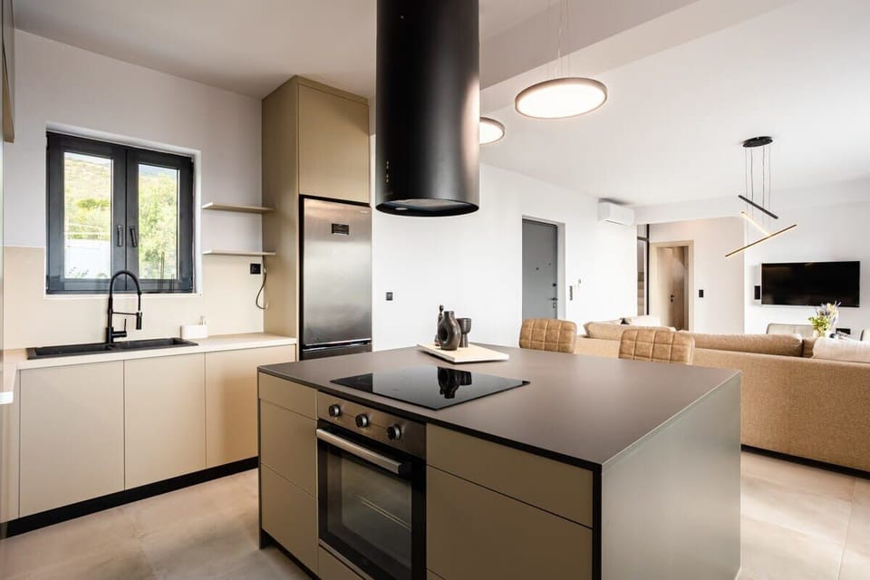Open Kitchen and Dining Area with Contemporary Layout – Blending convenience and style in one.