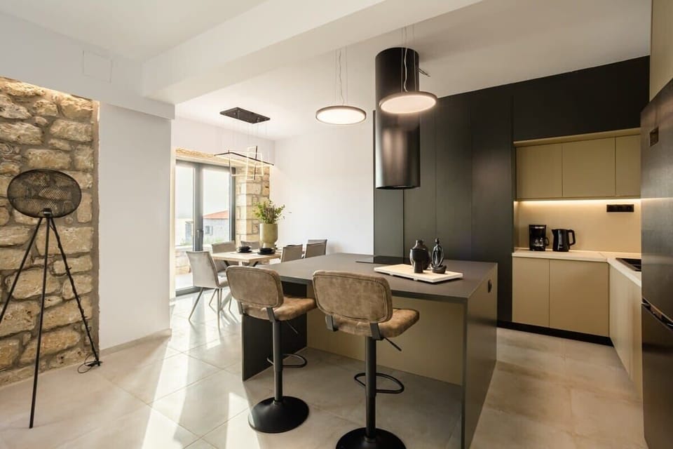 Fully Equipped Kitchen with Modern Appliances and Counter Space – Ideal for preparing delicious meals.