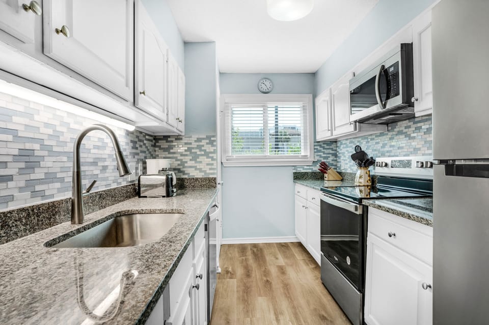 Full kitchen has all you need