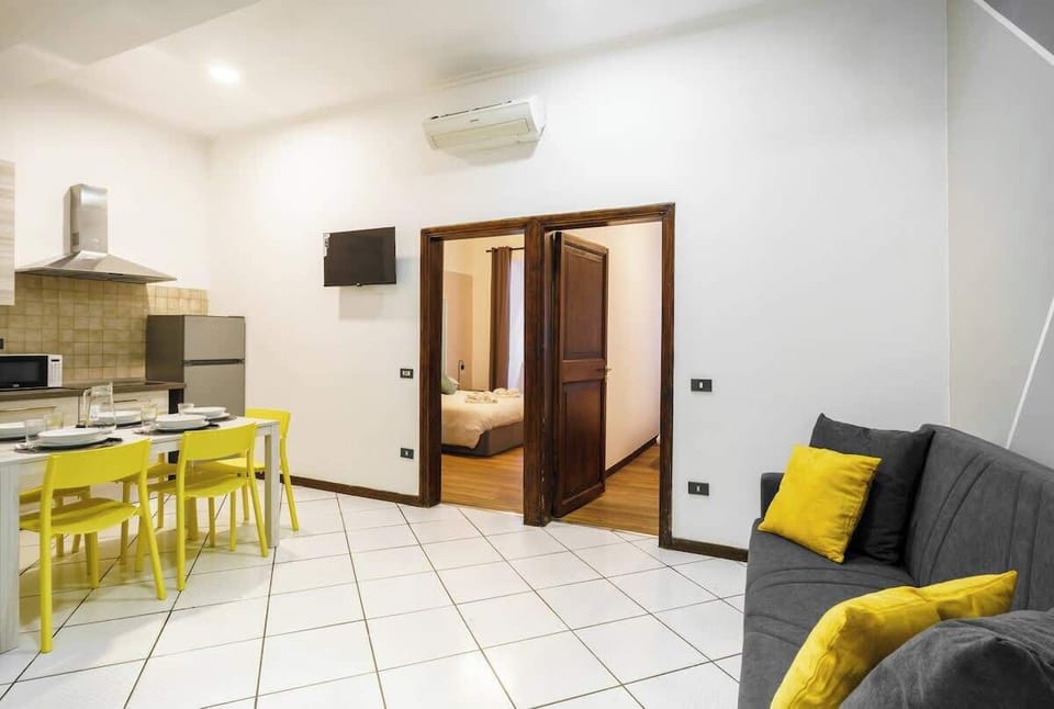 Visuale completa dell'appartamento: Soggiorno con zona pranzo e cucina completa, dal quale si accedere alle due camere da letto separate.