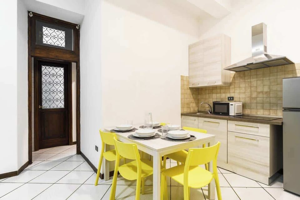 Zona pranzo completa di tutte le stoviglie e i piatti per gustare dei lauti pasti e cucina completa di tutti gli elettrodomestici e dotata di piano ad induzione.