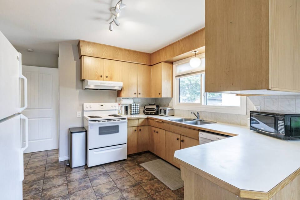 A beautifully tiled Kitchen