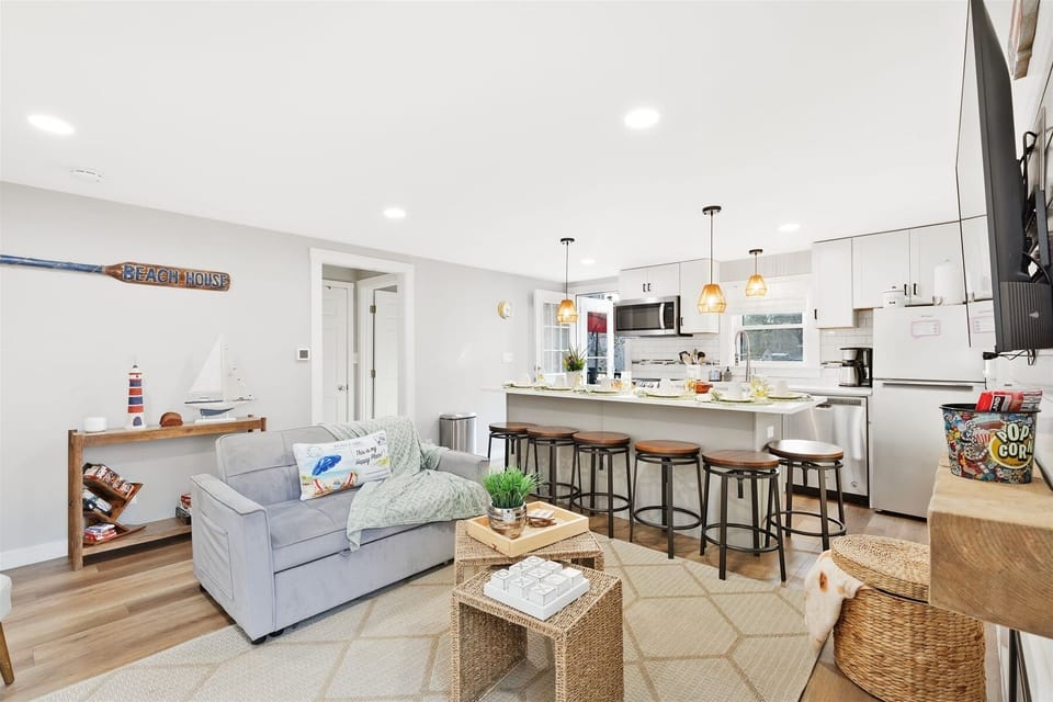 Open-concept living room, couch converts to sofa-bed, TV, Fireplace