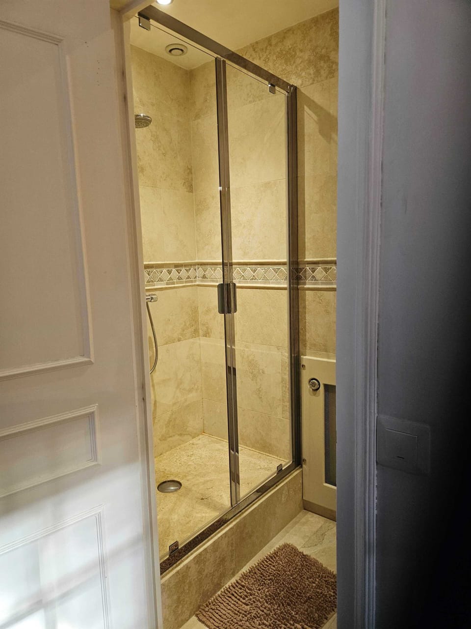 Philippe's Room | Bathroom | Hair dryer, soap, shampoo, toilet paper