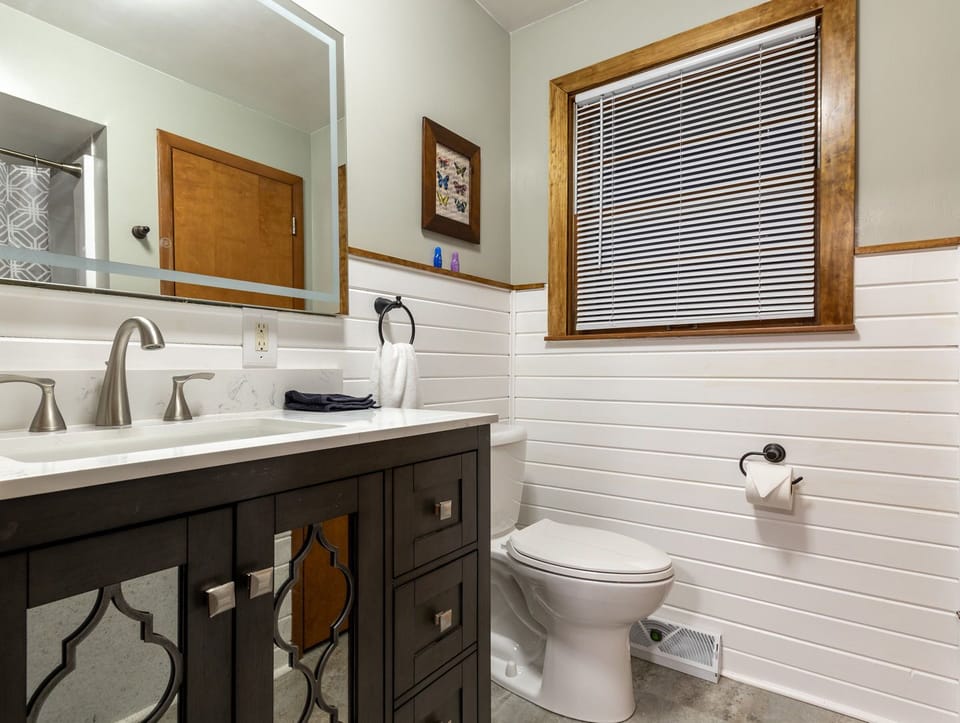 Main bathroom off main hall