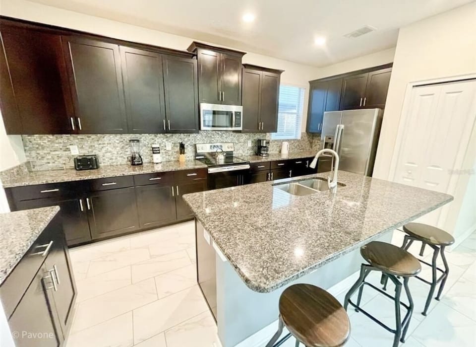  Fully equipped kitchen with stainless steel appliances 