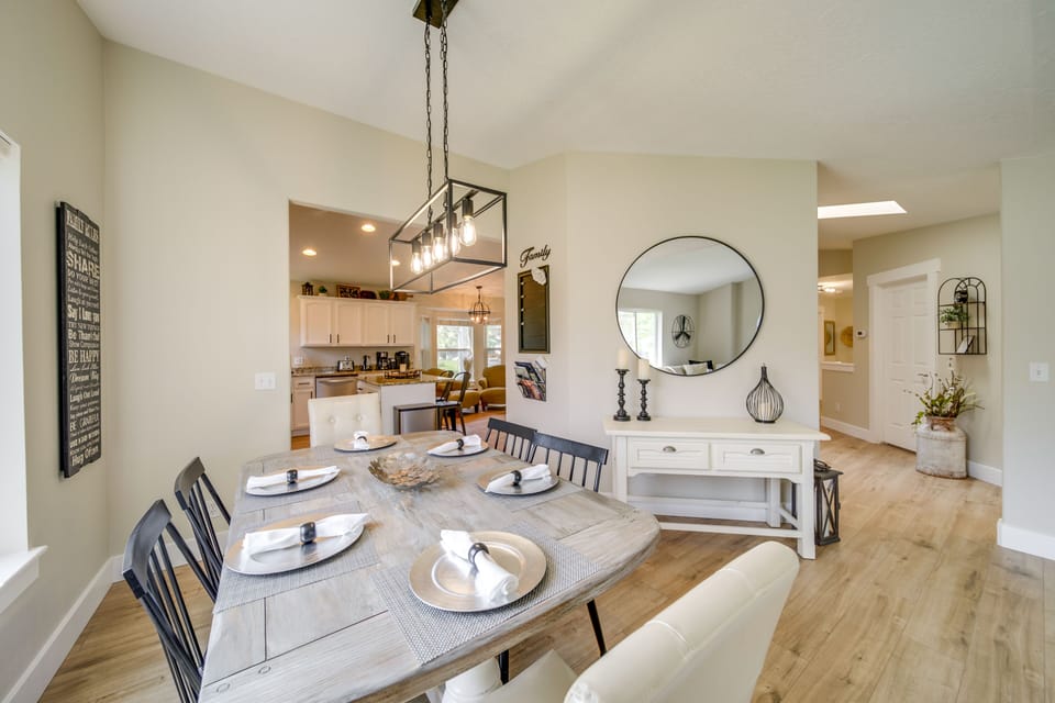 Dining Area | Dishware/Flatware Provided