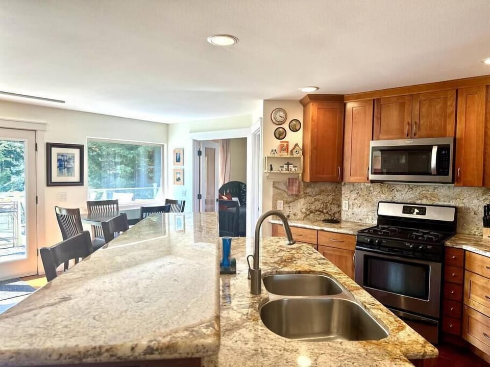 Oven, 4-burner stove, microwave and tons of counter space. Dishwasher, island. 