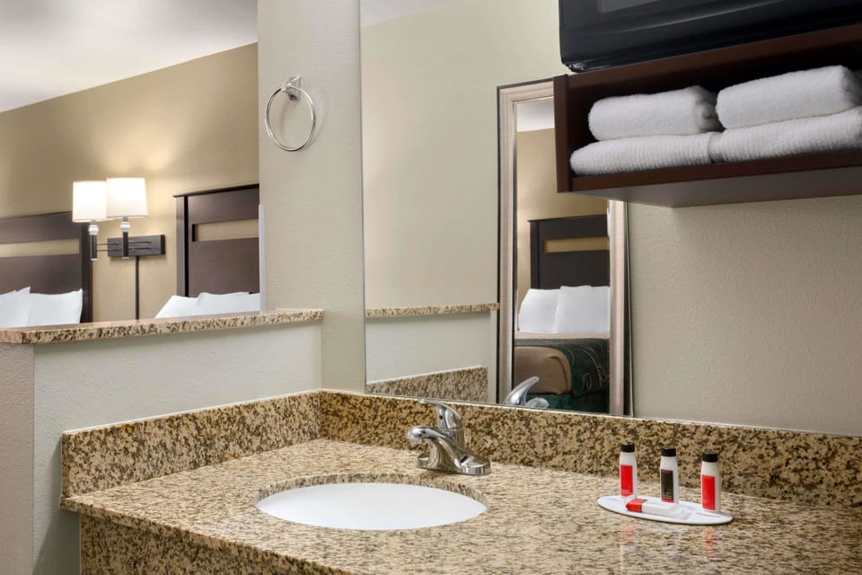 Combined shower/tub, free toiletries, hair dryer, towels