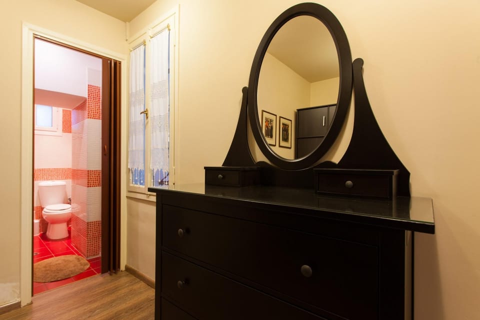 Psyri Neoclassical House w Yard - Free Parking Apartment in Athens