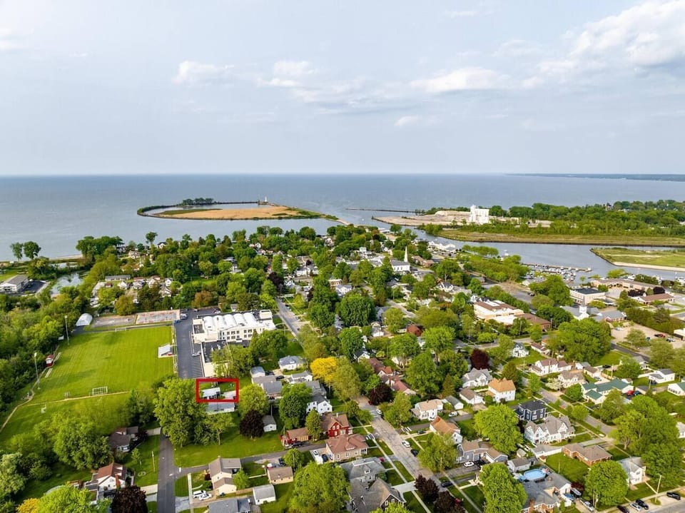 Only a few blocks from the lake and the river basin - walk to great parks, restaurants and bars along the water!