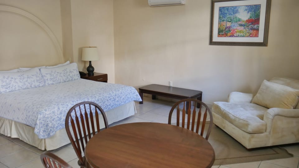 Junior Room | Desk, soundproofing, free WiFi