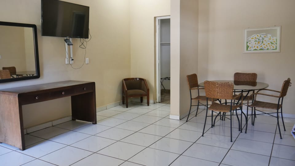 Family Room | Desk, soundproofing, free WiFi