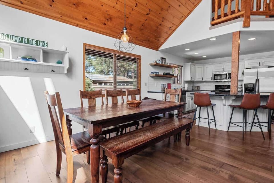 Dining area plenty of space for games. 