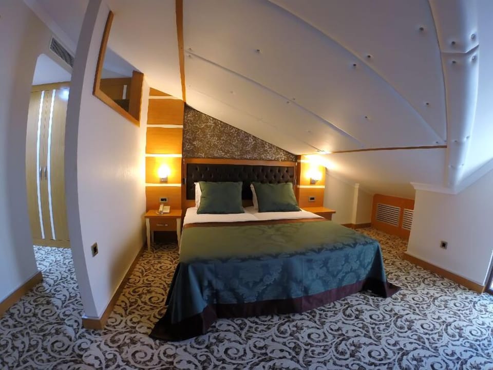 Standard Room | Minibar, in-room safe, soundproofing, iron/ironing board