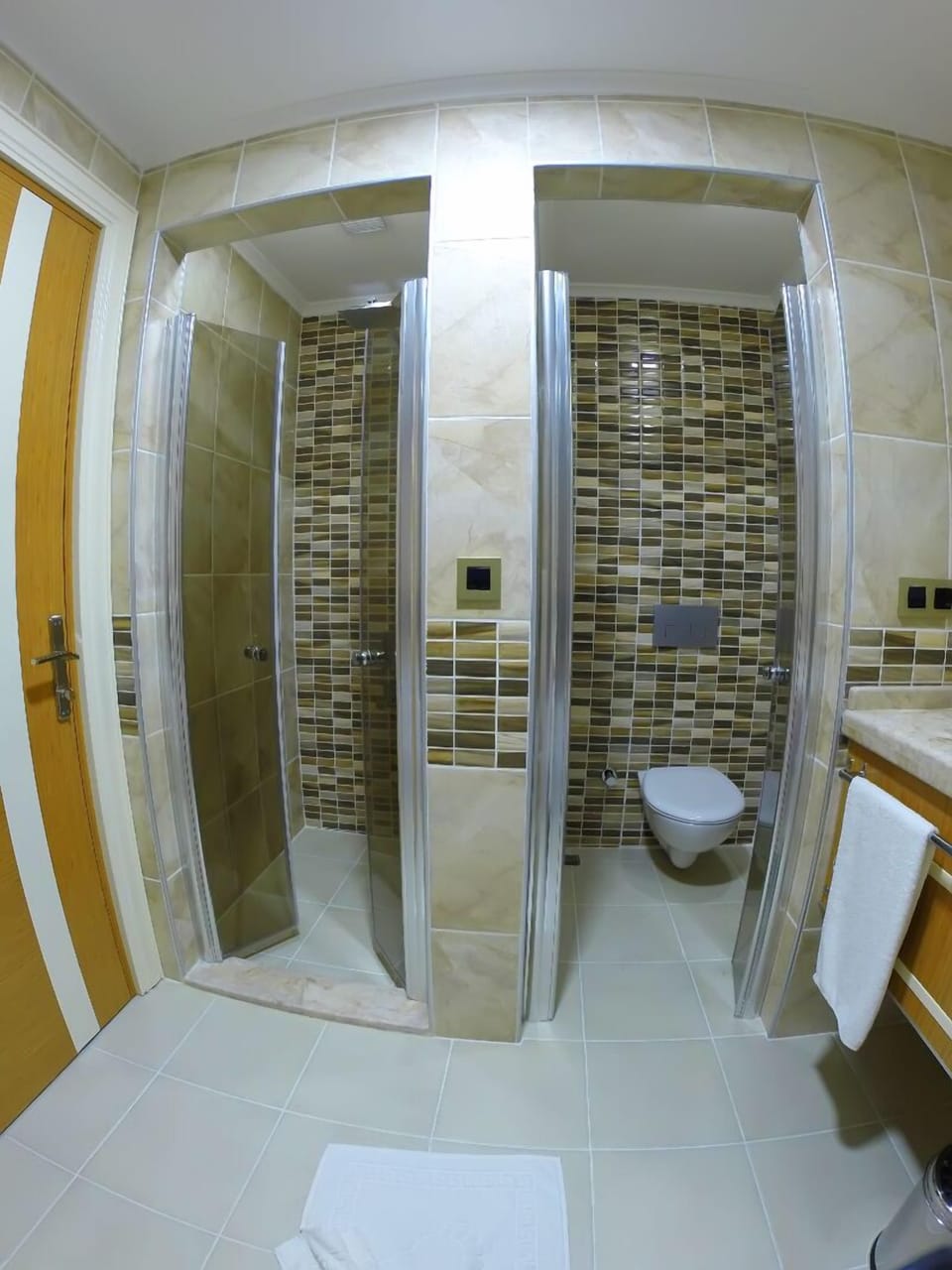 Standard Room | Bathroom | Separate tub and shower, free toiletries, hair dryer, slippers
