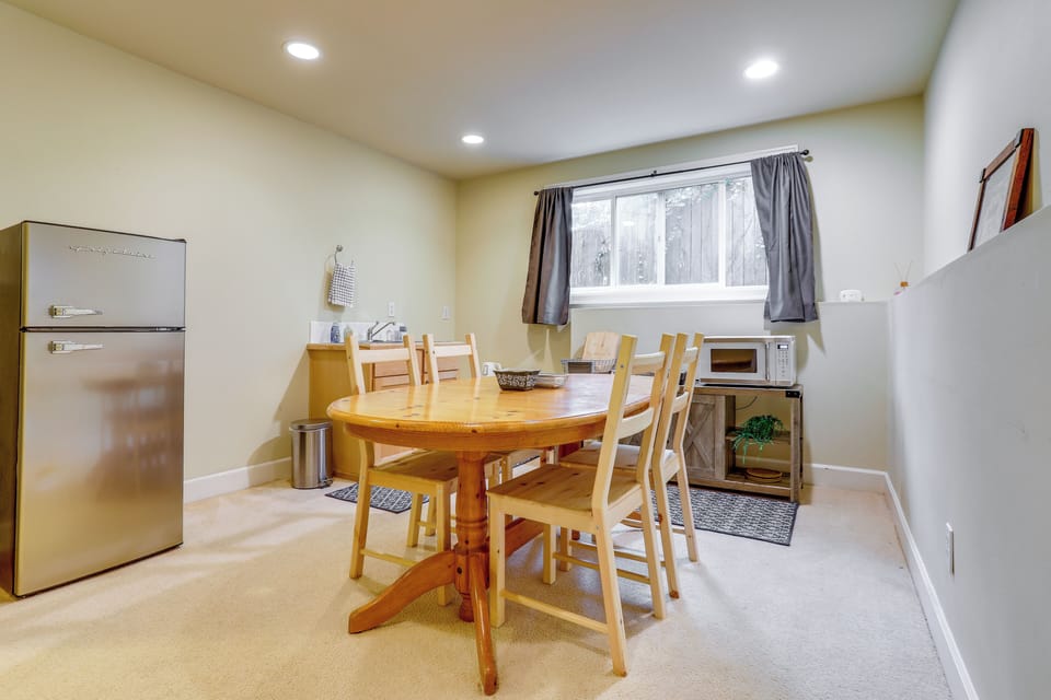 Kitchenette | Refrigerator | Microwave | Dining Table | Sink